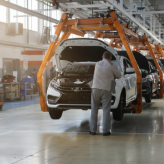 АвтоВАЗ останавливает производство на месяц: официальная причина и реальные мотивы