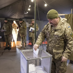 Военнослужащие голосуют на выборах