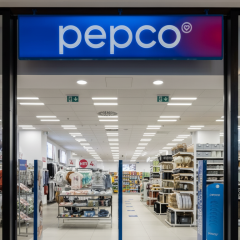 Логотип мережі Pepco на фоні магазину
