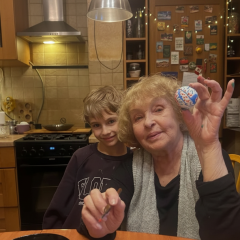 Ада Роговцева в 88 лет красит пасхальные яйца с семьей: эксклюзивные фото