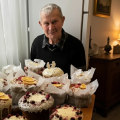 84-річний чоловік пече паску та їздить на велосипеді