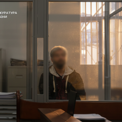 Дівчина плаче у суді