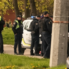 Полицейский с автоматом в руках