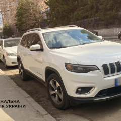 Чоловік обманює друга при продажу Jeep Cherokee