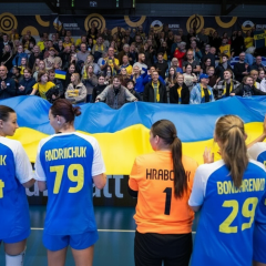Игроки сборной Украины играют в гандбол