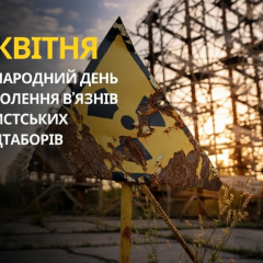 Пам'ятний знак на тлі головного коменданта