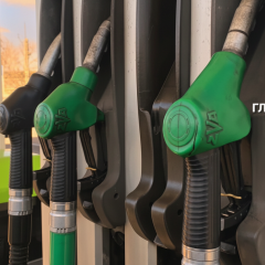 Логотипи WOG та Socar на фоні цін на пальне