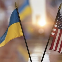 Прапор України та американське долари