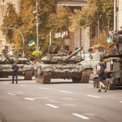 Люди на параде с флагами