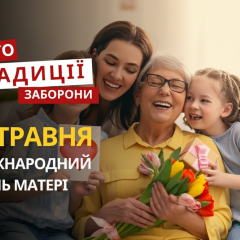 Жінка тримає в огороді червону троянду