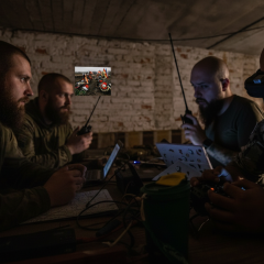 Російський військовий танк на полі