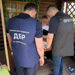 Посадовцу ДМС на Хмельниччине объявили подозрение