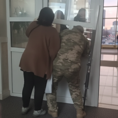 Отец с дубинкой ворвался в ТЦК в Хмельницком