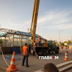 Пошкоджена станція метро та будинки