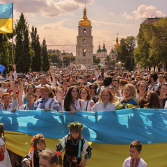 Українці у вишиванках на святі