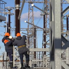 Група аварійних робітників отримує виплати
