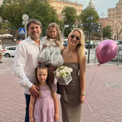 Батьки посміхнені на романтичній вечері