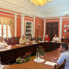 Комісія на фоні будівлі університету