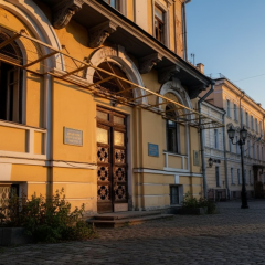 Пошкоджені будівлі в нічному Києві