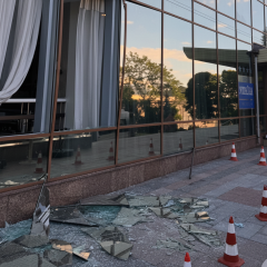 Пошкоджене готель 'Україна' вночі в Києві