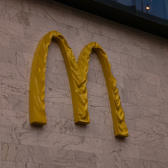 Первый McDonald's в Киеве поврежден в результате российского удара