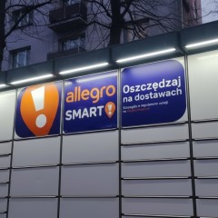 Логотип Allegro на фоне украинского флага