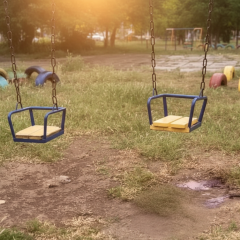 Російські війська обстріляли дитячий майданчик у Херсоні: загинув чоловік