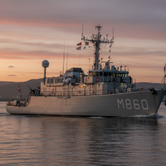Фрегат в море, китайцы вторглись, Нидерланды виновны