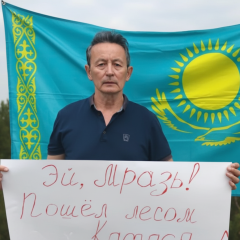 Активист с плакатом и флагом Украины
