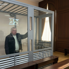 Поліцейський автомобіль і будинок