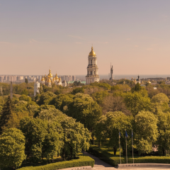 Посольства та зірки вітають Київ