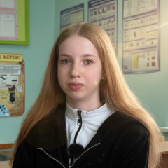 14-летняя школьница демонстрирует свой смарт-браслет