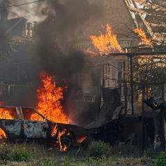 Палаючий будинок та авто в Запоріжжі