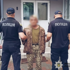 Військовий вдарив двох людей ревністю