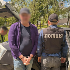 Военный организует переправление за границу
