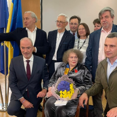 Изображение Лины Костенко с Орденом Почетного легиона