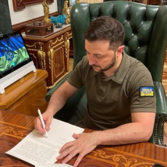 Президент Украины подписывает закон