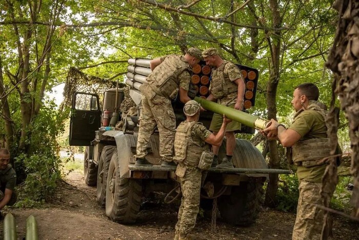 Российский солдат с автоматом в поле