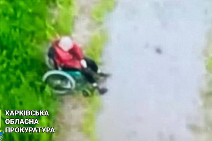 Росіяни у Вовчанську розстріляли жінку в кріслі колісному