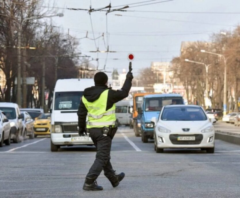 Патрульні перевіряють авто після зупинки