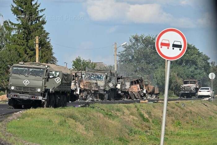 Кілька військових біля військової техніки