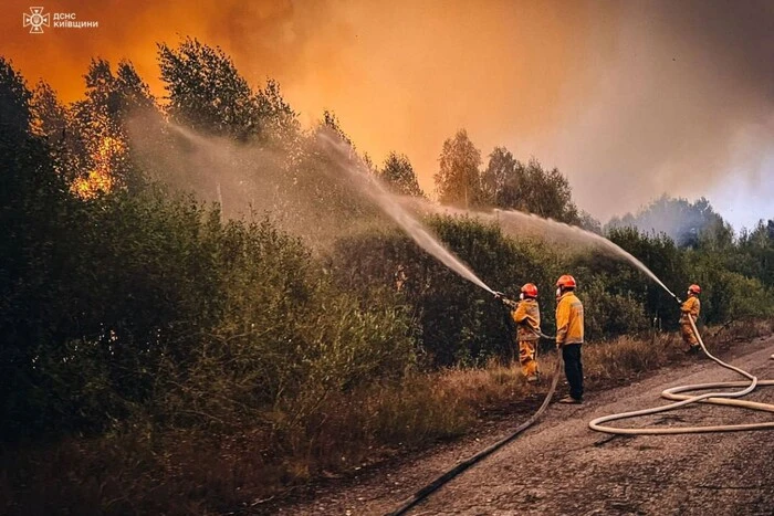 Жахлива пожежа у Чорнобильській зоні: радіаційний фон загрожує