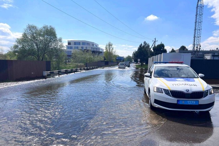 Перелив воды через дамбу