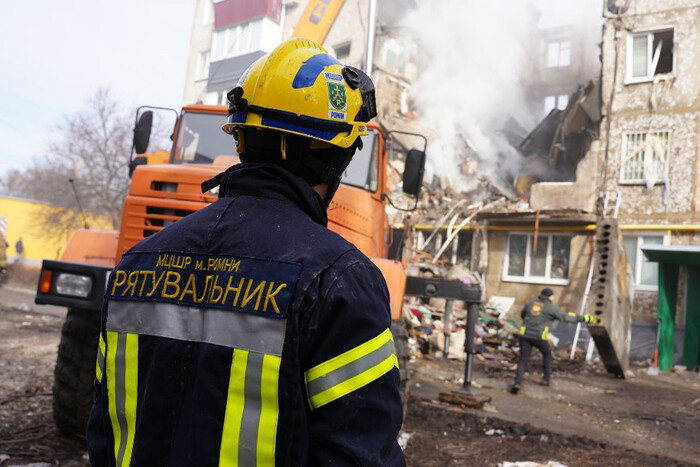 Пожежники шукають людей під завалами.