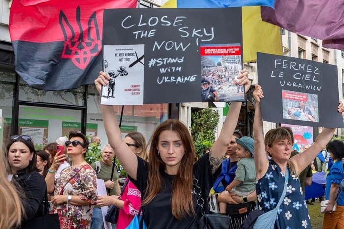 Украинцы в Париже на митинге