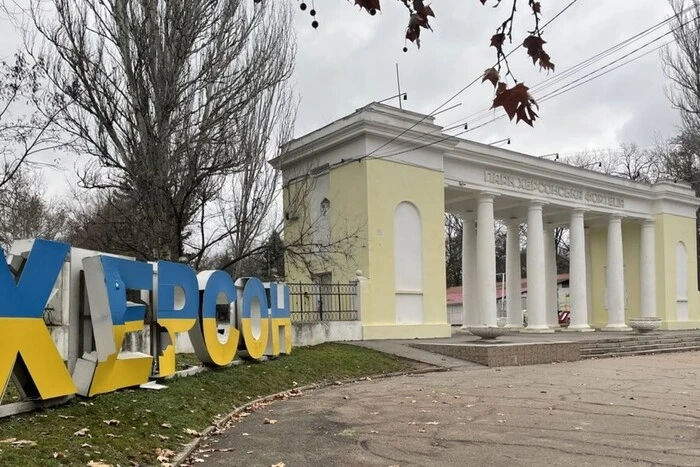 Изображение патрулирующих полицейских во время комендантского часа