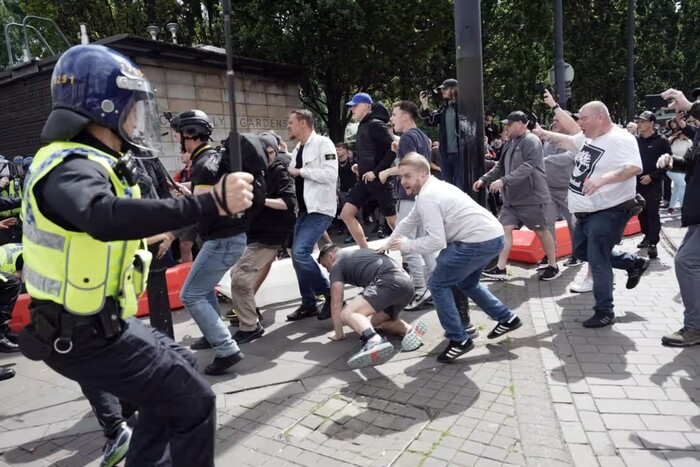 Протесты ультраправых в Великобритании