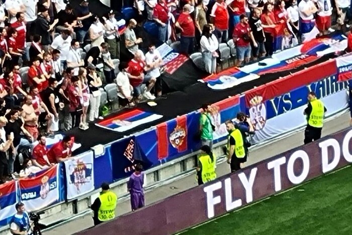 Сербские болельщики снова вывесили флаг российского ЦСКА на трибуне Евро-2024