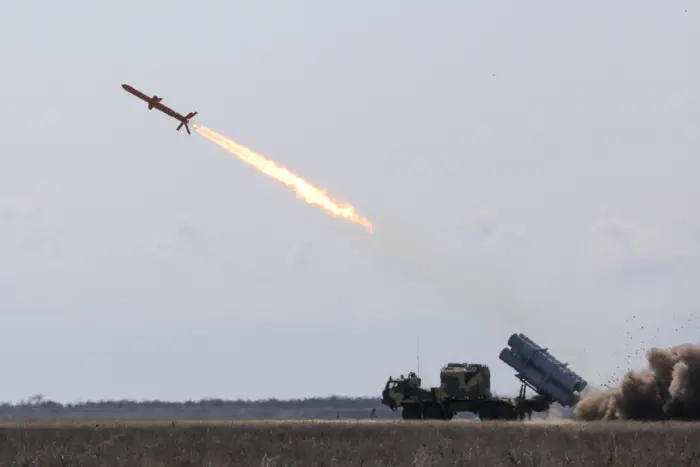 Ракета з українським прапором високо над складами