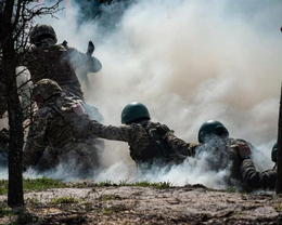 Українські військові закривають позиції